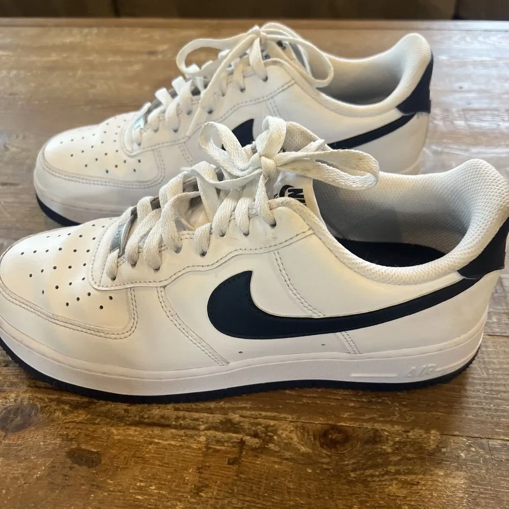 Nike Air Force 1 '07 White With Navy Blue Swoosh Men’s Size 9.5 EUC